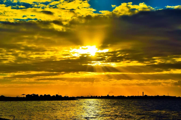 Sonnenuntergang über dem Meer bei Suez: das Bauchgefühl der Reeder