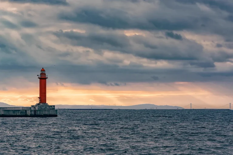 Roter Leuchtturm unter Wolkenhimmel: Orientierung für Entscheidungen im Shipmanagement