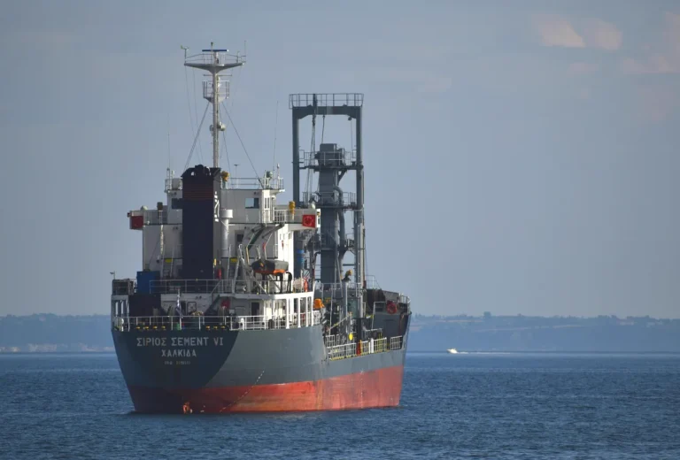 Frachtschiff auf Reede vor der Küste: Krisenmanagement in der Reederei