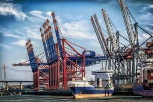 Containerbrücken am Terminal im Hamburger Hafen: Kundenbeziehung in der Schifffahrt