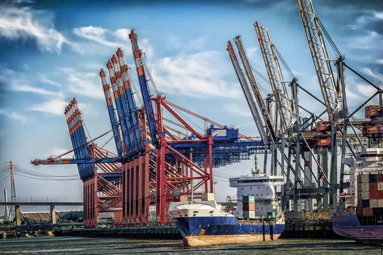 Containerbrücken am Terminal im Hamburger Hafen: Kundenbeziehung in der Schifffahrt