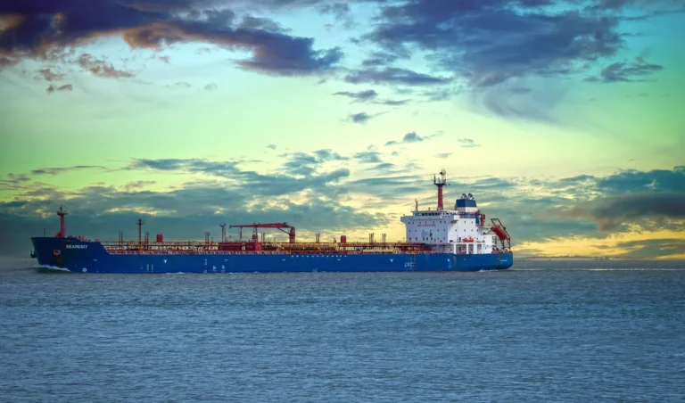 Tanker auf offener See unter Abendhimmel: Suezkanal, Tonnenmeilen und Frachtraten