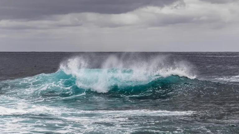 Brechende Welle auf rauer See: Geopolitik Schifffahrt