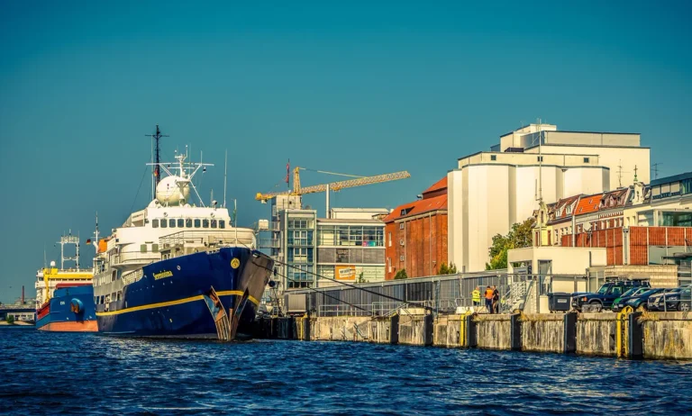 Schiffe an der Pier im Hafen: Hafenstau Schifffahrt