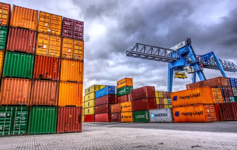 Gestapelte Container im Hafen: Handelskrieg Schifffahrt