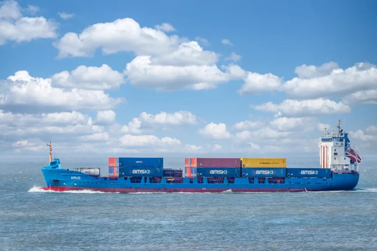 Containerschiff unter Wolkenhimmel: IMO Klimaziele Schifffahrt