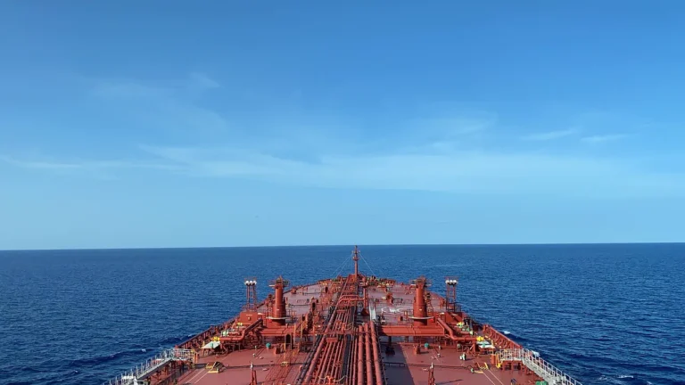 Bug eines Tankers auf offener See: Klimaregulierung Schifffahrt