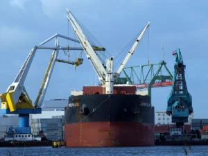 Massengutfrachter unter Hafenkränen: Leasing in der Schiffsfinanzierung