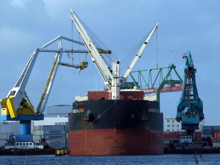 Massengutfrachter unter Hafenkränen: Leasing in der Schiffsfinanzierung