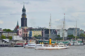 Hamburger Hafen mit dem Michel: Wettbewerbsverzerrung Schifffahrt