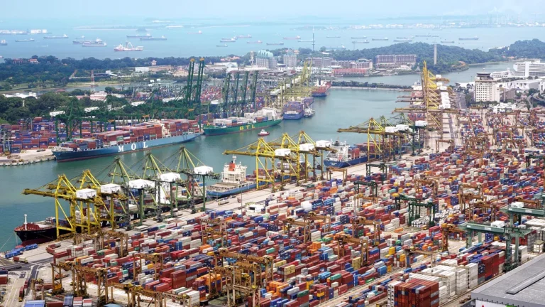 Containerhafen aus der Luft: Zölle Schifffahrt