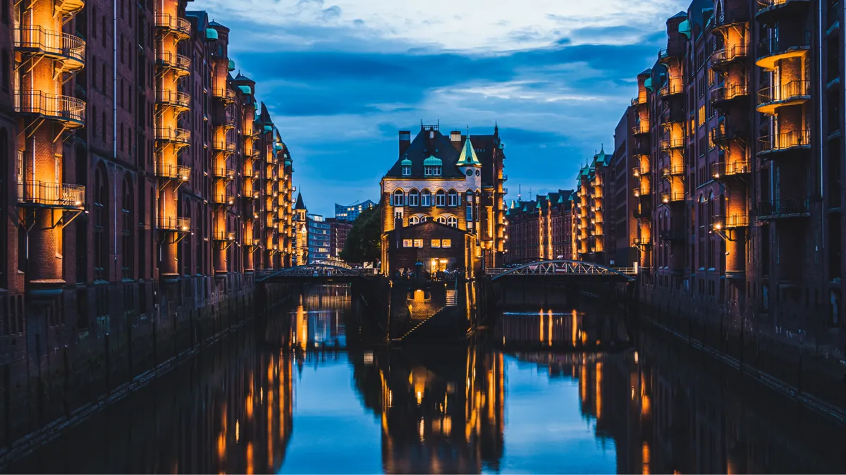 Hamburger Speicherstadt mit Wasserschloss, das maritime Herz Hamburgs